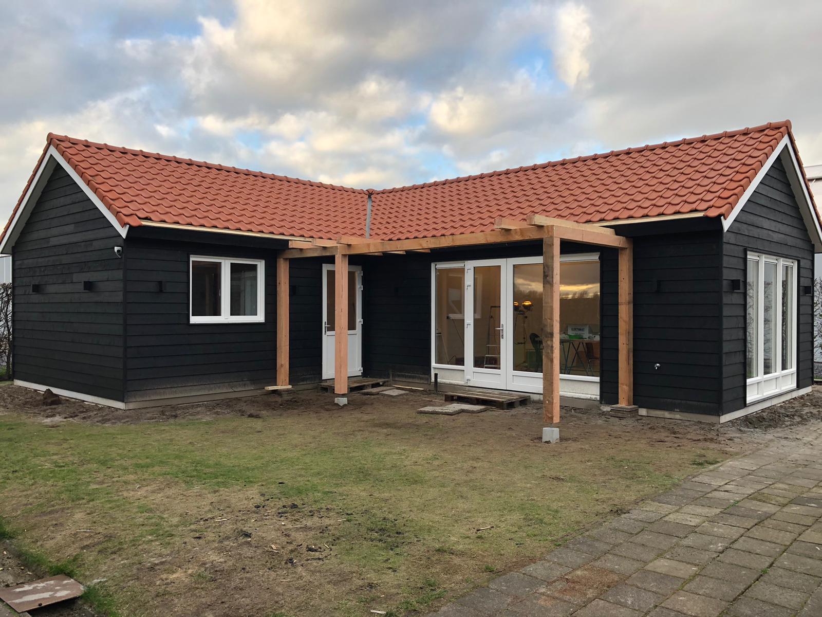 Volledig houten woning in het duingebied van Heemskerk