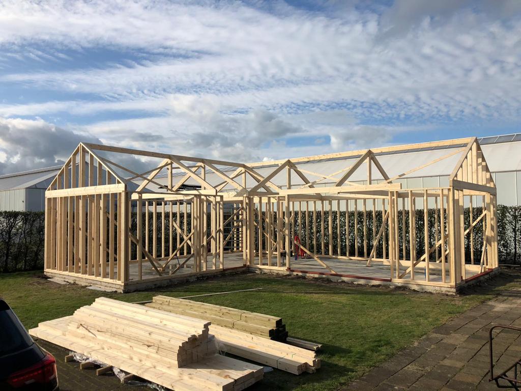 Volledig houten woning in het duingebied van Heemskerk