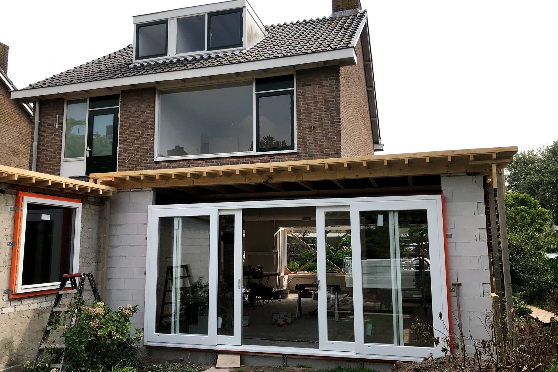 De kozijnen in de aanbouw zijn geplaatst